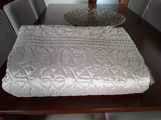 Colcha Bouty. Reversible gris-morado