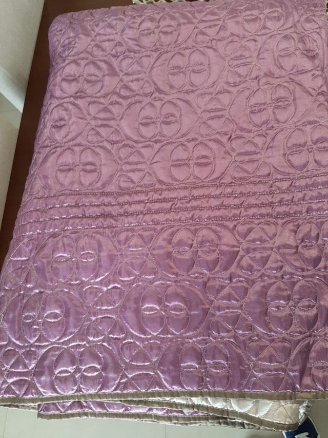 Colcha Bouty. Reversible gris-morado