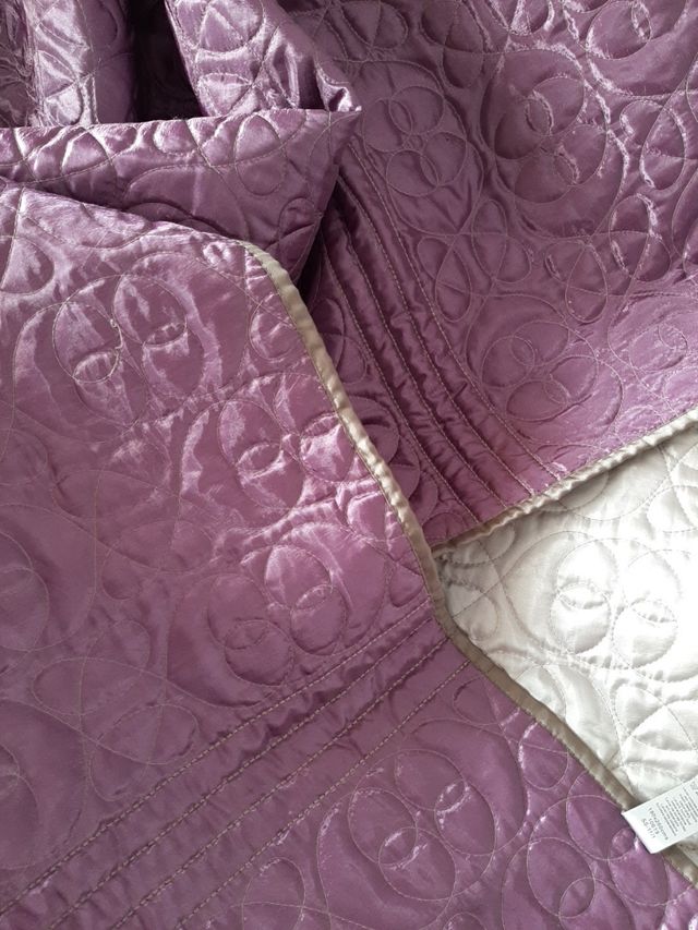 Colcha Bouty. Reversible gris-morado