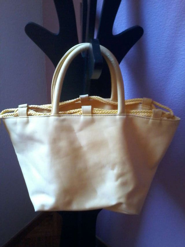 Bolso color amarillo