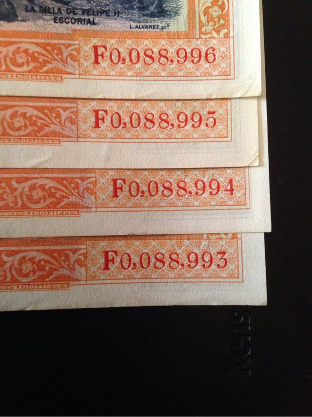 Bitllets consecutius de 100 pessetes.