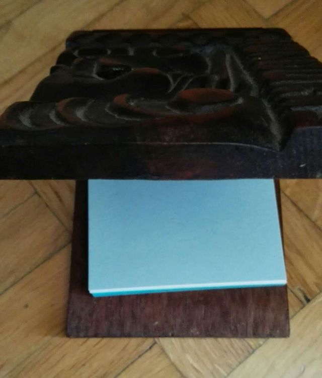 Porta notas de madera tallada