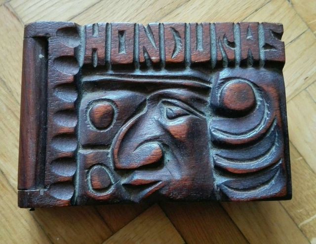 Porta notas de madera tallada