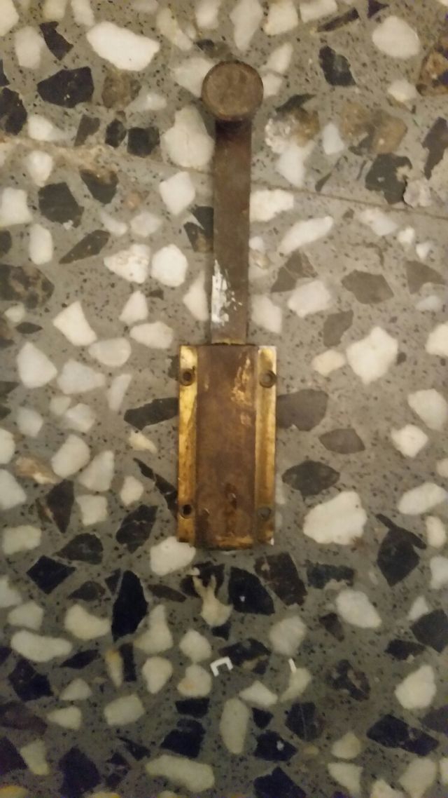 Pestillo puerta de laton.