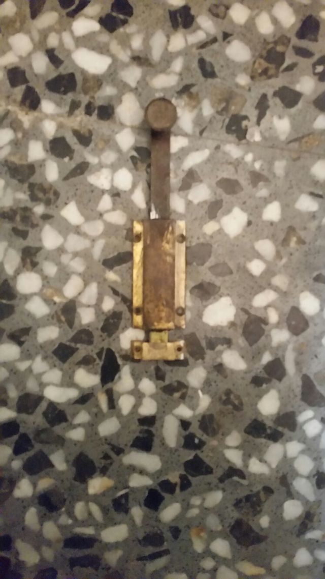 Pestillo puerta de laton.