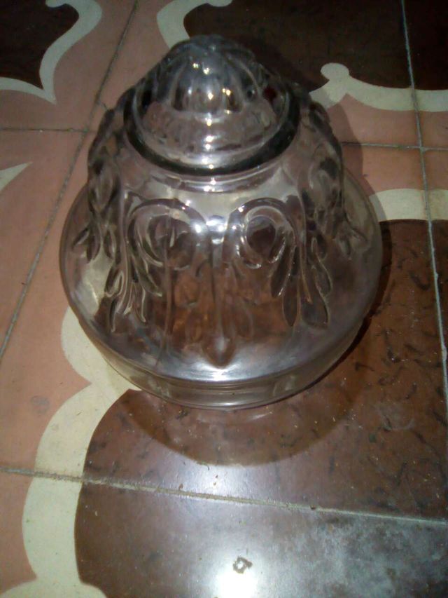 Tulipa de lampara antigua con 8 cm.  de boca