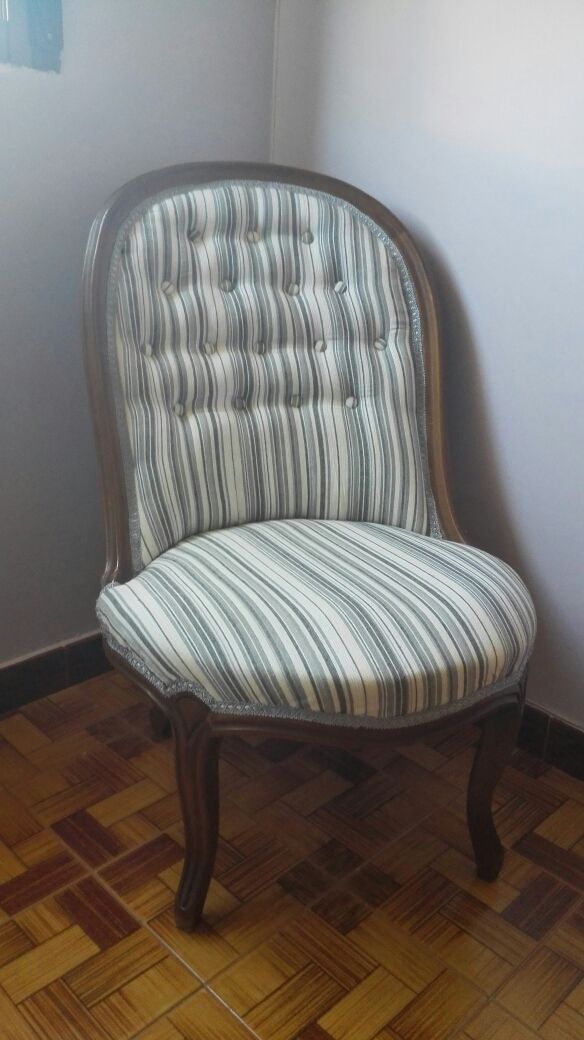 Butaca de madera tapizada en buen estado!