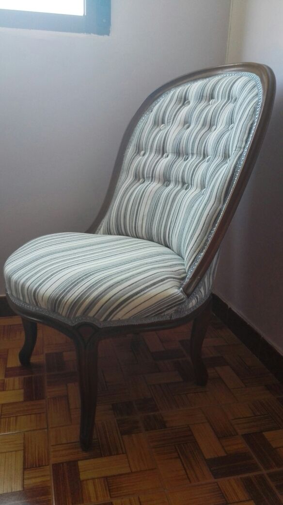 Butaca de madera tapizada en buen estado!