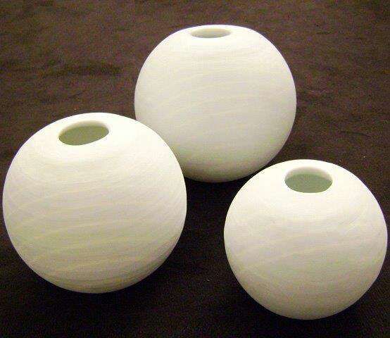 Jarrones esféricos blancos