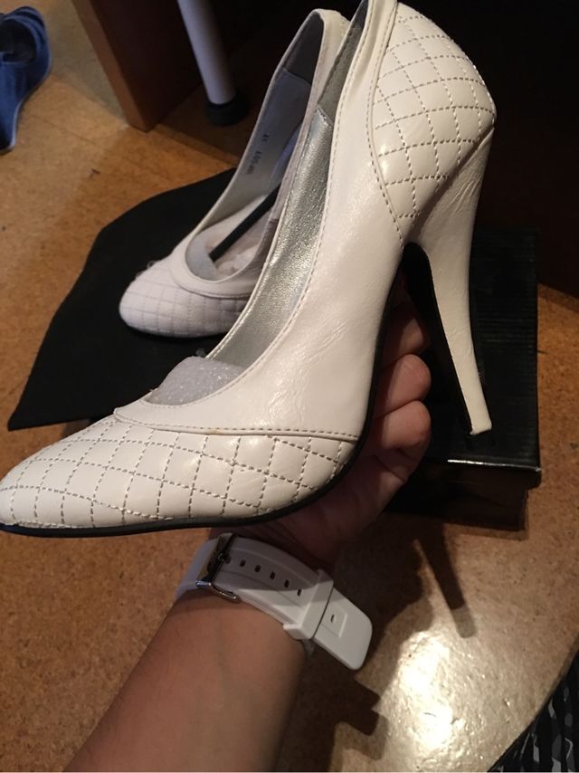 Zapatos blancos nuevos sin estrenar