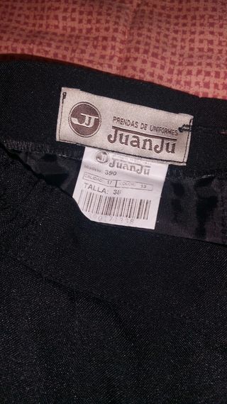Falda uniforme camarera, talla 38 de segunda mano por 7 EUR en  Rivas-Vaciamadrid en WALLAPOP