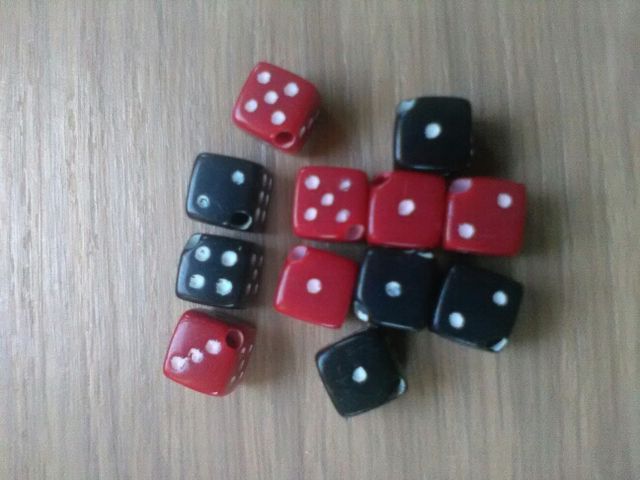 Dado resina rojo/negro.colgante/conector