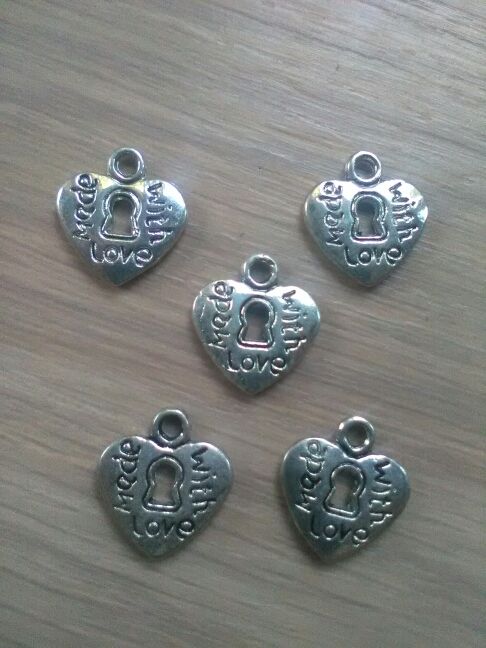 Colgante corazón made with love.Abalorio