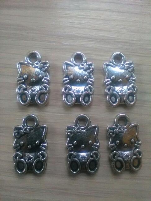 Colgante kitty, plateado, charm, abalorios. Manual