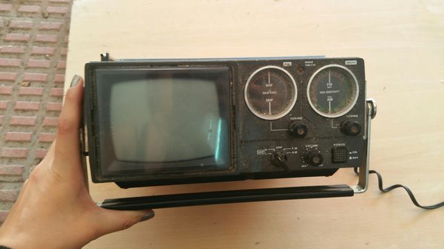 Televisión portatil crown vintage