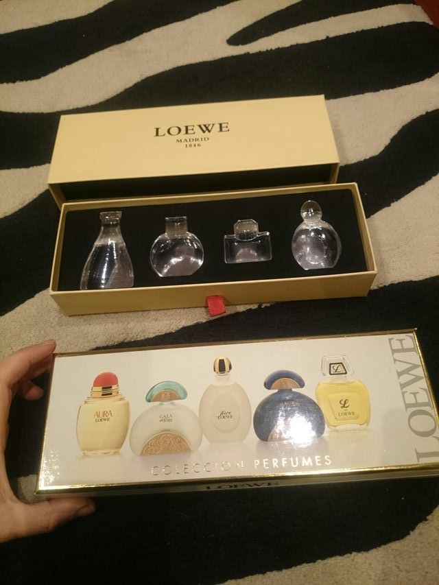 Scatole vuote di miniature di profumo