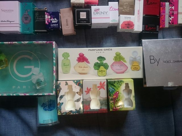 Scatole vuote di miniature di profumo