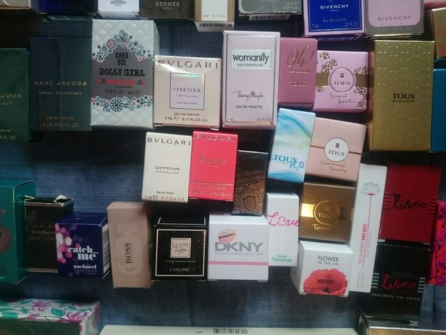 Scatole vuote di miniature di profumo