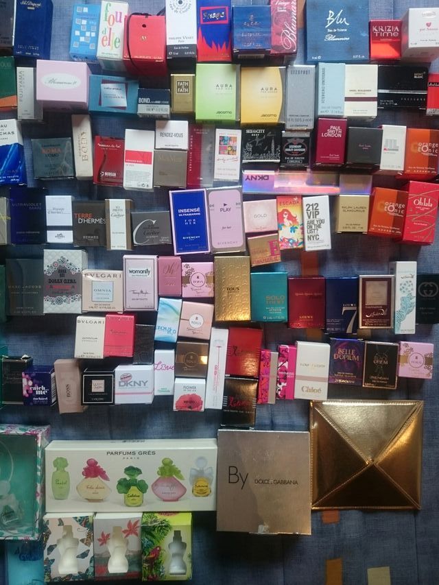 Scatole vuote di miniature di profumo