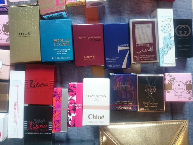 Scatole vuote di miniature di profumo