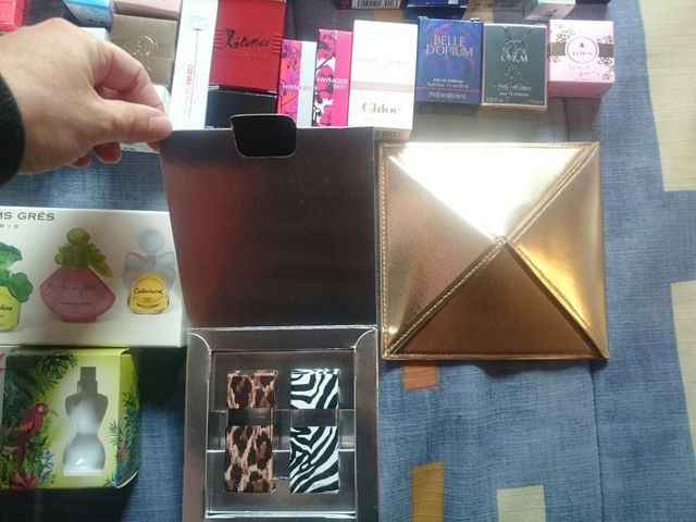 Scatole vuote di miniature di profumo