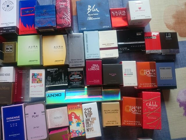 Scatole vuote di miniature di profumo