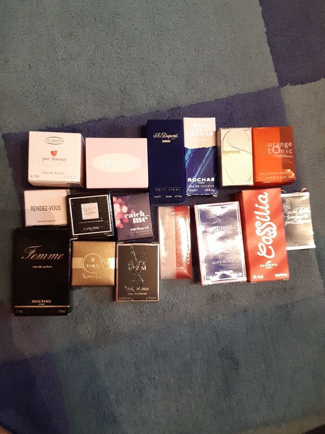 Scatole vuote di miniature di profumo