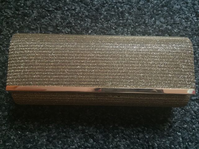 Bolso dorado para boda