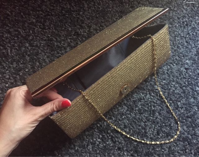 Bolso dorado para boda