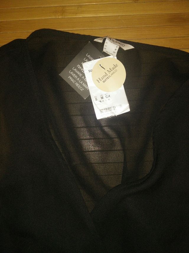 Mono corto de fiesta con etiquetas