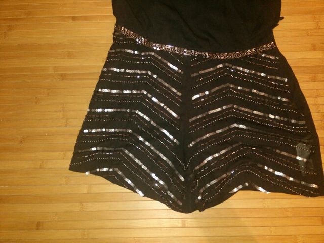 Mono corto de fiesta con etiquetas