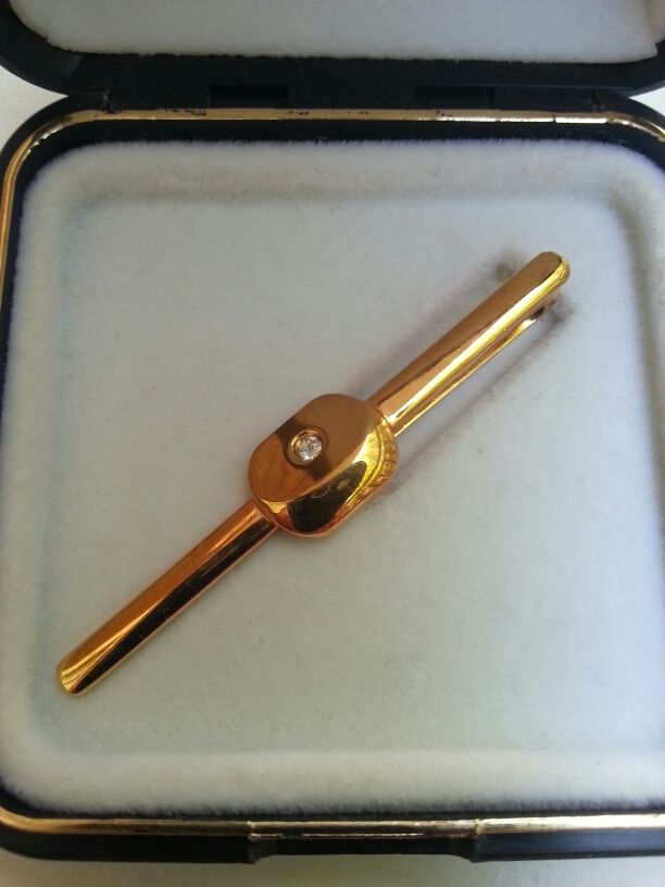 Alfiler de corbata dorado