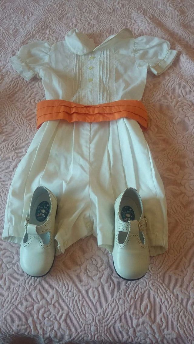 Traje de niño y zapatos