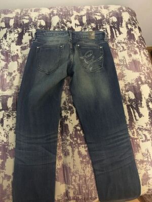 PANTALON GUESS CHICA TALLA 24.