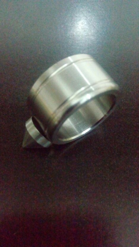 Anillo de acero con cadena