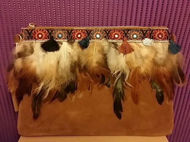 Bolso piel y plumas