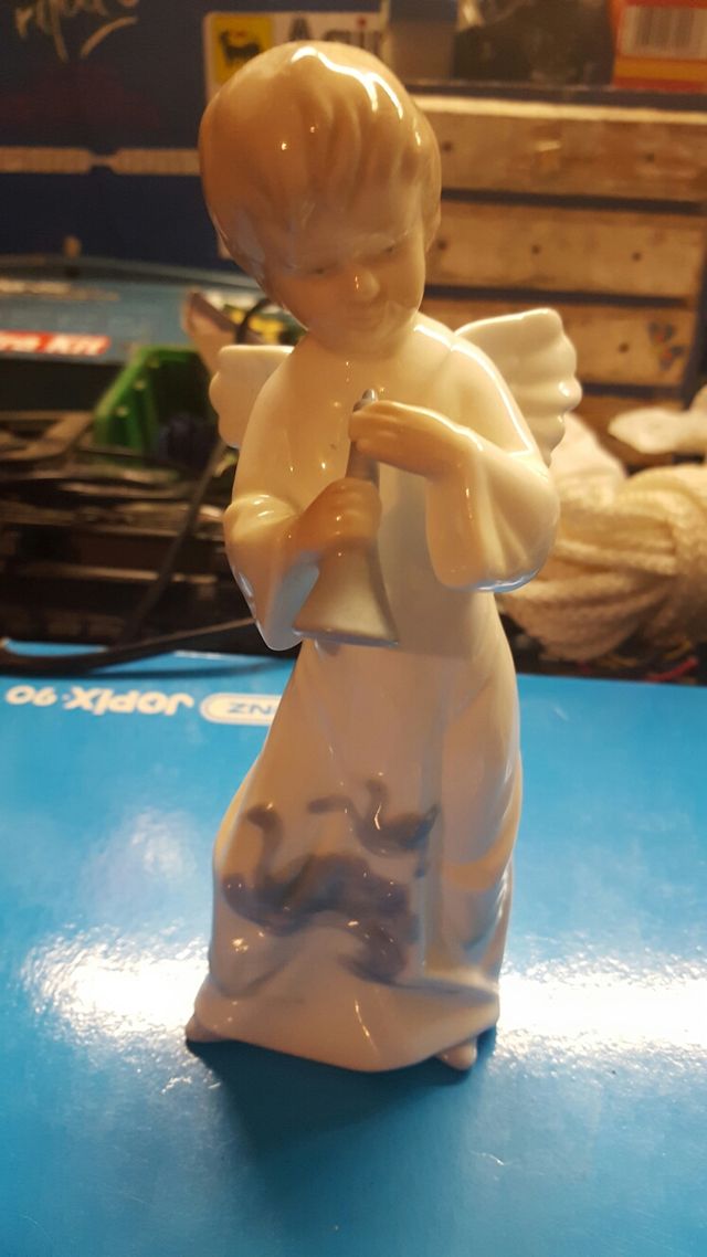 Angelo in porcellana