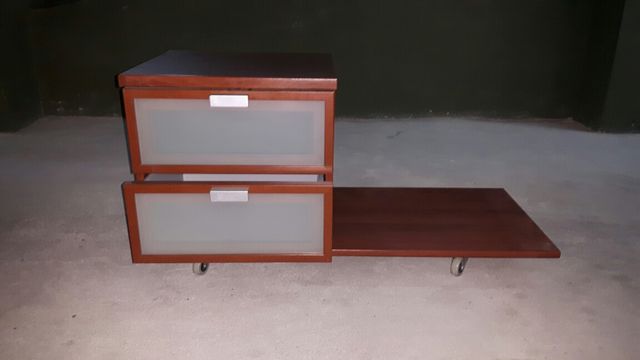 Mesita de noches con ruedas