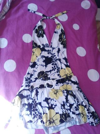 Vestido de flores blanco,negro y amarillo de segunda mano por 12 EUR en  Fuenlabrada en WALLAPOP
