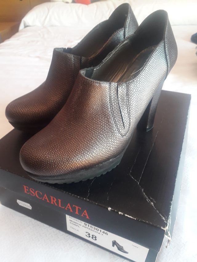 Zapato-botín de tacon. Marca Escarlata. Nuevos.
