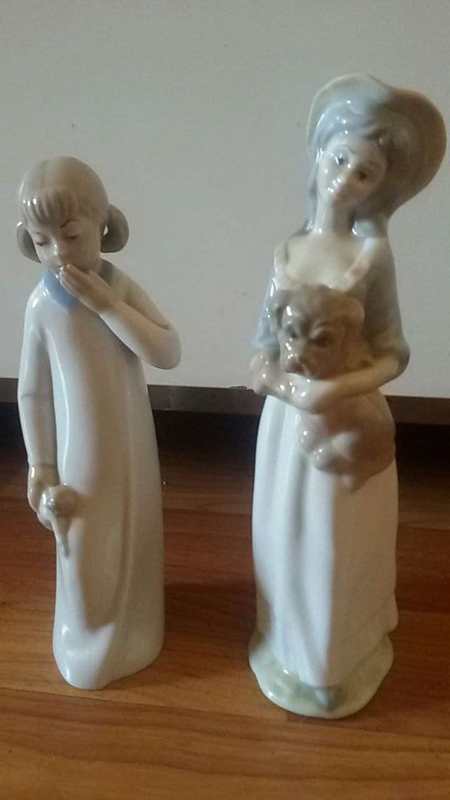 Pareja de niñas de porcelana