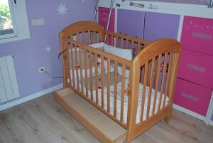 Cuna con un cajón y aparte colchón y chichonera