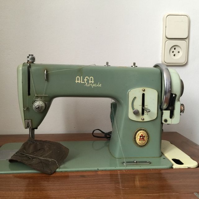 Máquina de coser antigua Alfa Royale