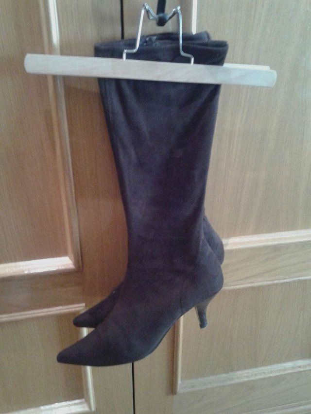 Botas negras y marrón 