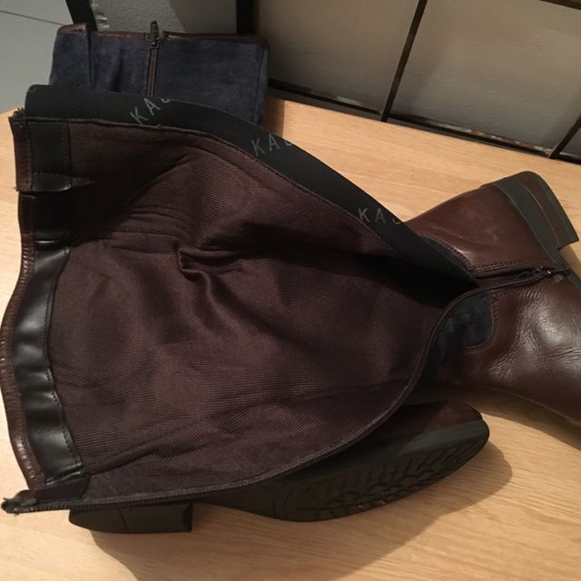 Botas señora piel azules y marrones.