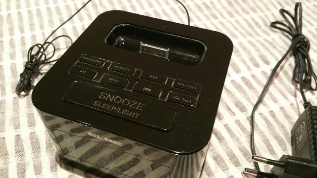 Radio-Reloj despertador y cargador Iphone 4 o 4S