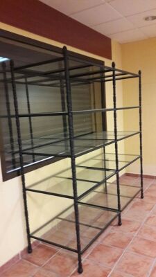 Estantería de hierro forjado con balda de cristal