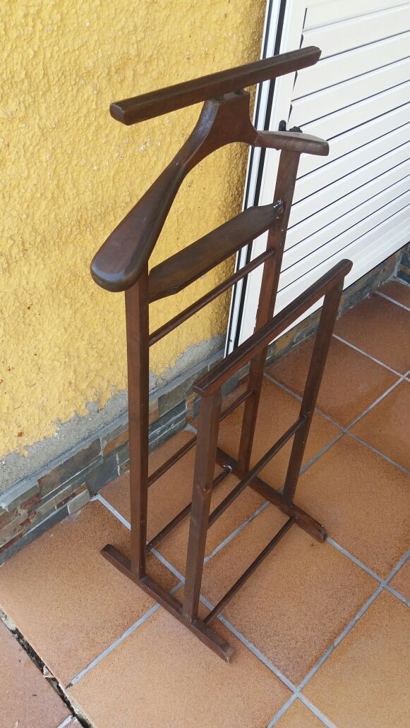 Colgador de ropa antiguo. urge vender de segunda mano por 11 € en