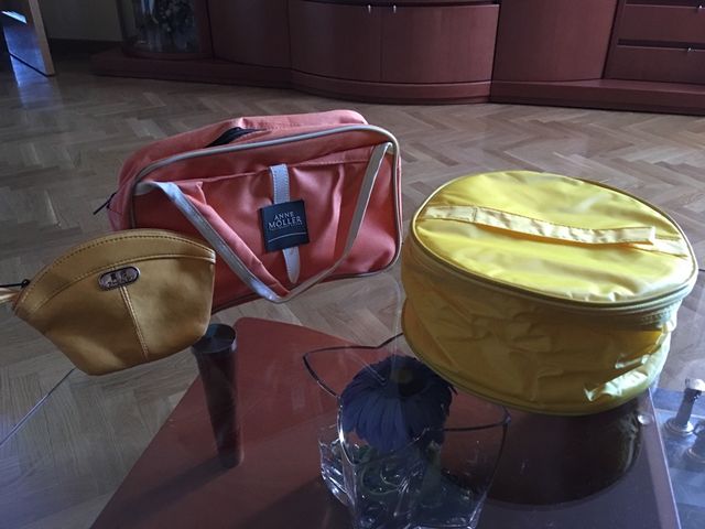 Set 2 neceseres. 1 amarillo y 1 naranja