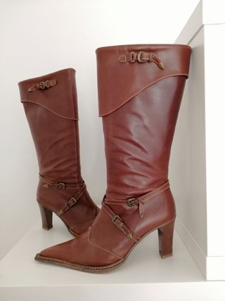 Botas Altas Marrones Piel Destroy de segunda mano por 18 EUR en Renedo de  Pielagos en WALLAPOP